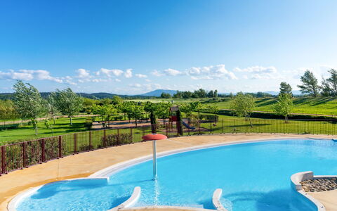 Homps 603: L'Eau, Nuage, Ciel, Ressources En Eau, Plante, Piscine, Bleu, Bleu Azur, Ombre, Paysage Naturel