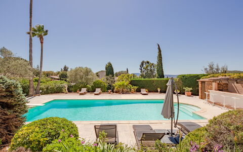 Le Mas D'Olive: L'Eau, Plante, Ciel, Propriété, Piscine, La Nature, Bleu Azur, Arbre, Plan D'Eau, Botanique