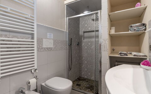 Villa Miró: Luminaire Plomberie, Robinet, Propriété, Lavabo, Évier, Salle De Bains, Violet, Bâtiment, Baignoire, Design Intérieur