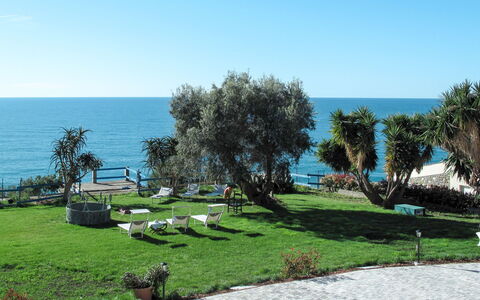 San Lorenzo al Mare 645: L'Eau, Plante, Ciel, Communauté Des Plantes, Bleu Azur, Arbre, Paysage Naturel, Lot Terre, Cotiers Et Relief Océaniques, Herbe