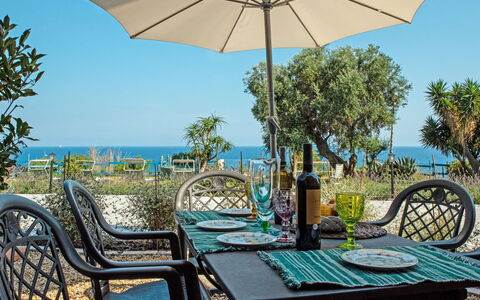 San Lorenzo al Mare 645: Parapluie, Propriété, Table, Meubles, Patio, Tableau De Plein Air, Pièce, Immobilier, Ombre, Loisir