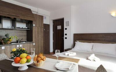 Ai Pozzi Residence Village & Spa(Lno120) 618.1: Pièce, Propriété, Design Intérieur, Salon, Meubles, Bâtiment, Maison, Table Basse, Table, Immobilier