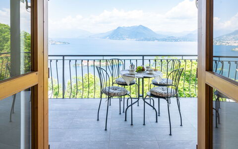 Stresa 613: Propriété, Pièce, Maison, Balcon, Meubles, Bâtiment, Vacances, Design Intérieur, Immobilier, Fenêtre