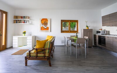 Tramonto (Sea116) 613.3: Pièce, Meubles, Sol, Design Intérieur, Propriété, Salon, Jaune, Bâtiment, Table, Sol