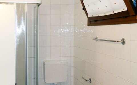 Ludovica: Salle De Bains, Propriété, Siège De Toilette, Pièce, Toilette, Mur, Luminaire Plomberie, Architecture, Tuile, Design Intérieur