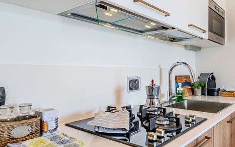 San Vincenzo: Cabinetry, Evier, Bâtiment, Robinet, Comptoir, Évier, Cuisinière, Appareil De Cuisine, Cuisine, Cooktop