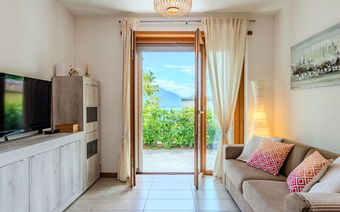 San Vincenzo: Propriété, Bleu Azur, Bois, Design Intérieur, Éclairage, Bâtiment, Confort, Sol, Sol, Jaune