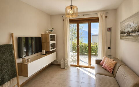 San Vincenzo: Meubles, Design Intérieur, Sol, Mur, Bois, Sol, Plafond, Pièce, Télévision, Salon