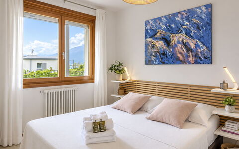 San Vincenzo: Meubles, Lit, Design Intérieur, Chambre, Bois, Literie, Drap De Lit, Linge, Sol, Sol