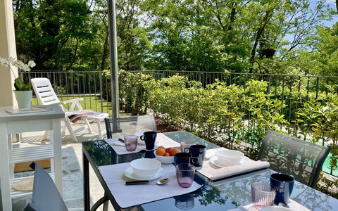 San Vincenzo: Table, Meubles, Vaisselle, Plante, Chaise, Mobilier De Jardin, Vaisselle, Arbre, Ombre, Design Intérieur