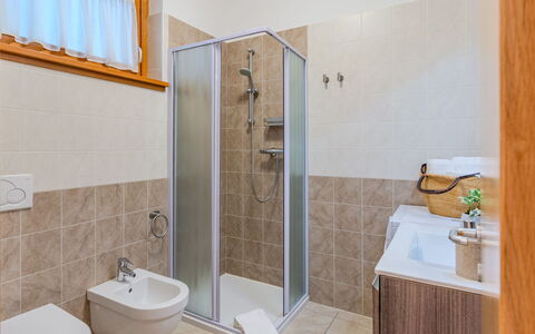 San Vincenzo: Robinet, Propriété, Luminaire Plomberie, Salle De Bains, Design Intérieur, Douche, Bois, Tete De Douche, Sol