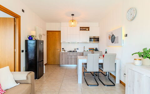 San Vincenzo: Cabinetry, Meubles, Comptoir, Pot De Fleur, Plante D'Appartement, Plante, Design Intérieur, Tiroir, Table, Cuisine