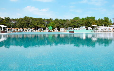 Bibione 653: L'Eau, Ciel, Nuage, Ressources En Eau, Piscine, Bleu Azur, Arbre, Plante, Cotiers Et Relief Océaniques, Lac