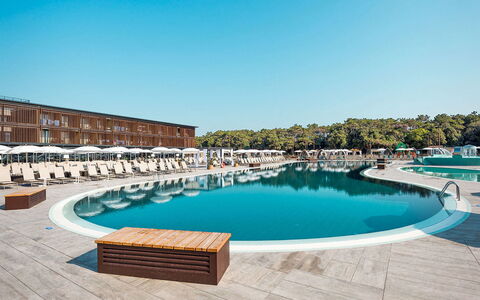 Bibione 653: L'Eau, Ciel, Bâtiment, Piscine, Bleu Azur, Balancelle, Mobilier De Jardin, Arbre, Maison, Condominium
