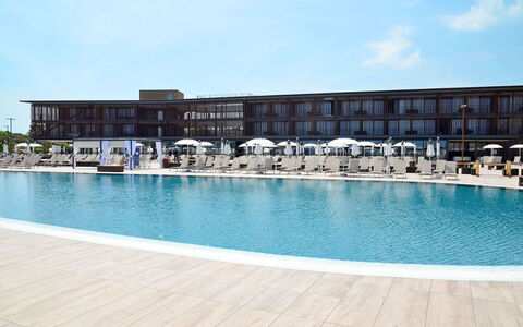 Bibione 653: L'Eau, Ciel, Nuage, Piscine, Plante, Bâtiment, Maison, Chaise, Condominium, Mobilier De Jardin