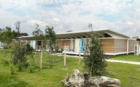 Bibione 653: Nuage, Plante, Ciel, Bâtiment, Arbre, Lot Terre, Fenêtre, Herbe, Maison, Paysage
