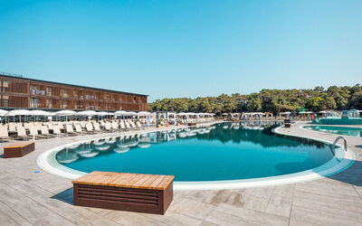 Bibione 653: L'Eau, Ciel, Bâtiment, Piscine, Bleu Azur, Balancelle, Mobilier De Jardin, Arbre, Maison, Condominium