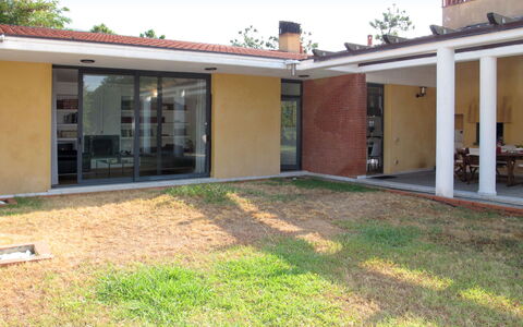 Vittoria: Ciel, Propriété, Bâtiment, Plante, Ombre, Arbre, Lot Terre, Porte, Design Intérieur, Fenêtre