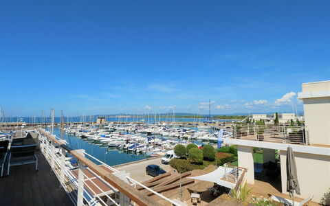 La Marina: Ciel, Bâtiment, L'Eau, Nuage, Navire, Plante, Design Urbain, Bateau, Quai, Ville