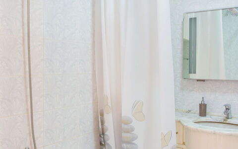 Villa Teresa: Luminaire Plomberie, Baignoire, Propriété, Robinet, Évier, Blanc, Tete De Douche, Miroir, Salle De Bains, Armoire De Toilette