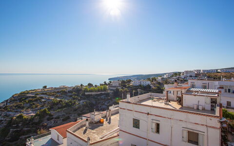 Villa Teresa: L'Eau, Ciel, Bâtiment, Jour, Fenêtre, Lumière, Bleu Azur, Lumière Du Soleil, Design Urbain, Nuage