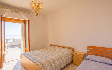 Villa Teresa: Bâtiment, Meubles, Confort, Bleu Azur, Bois, Cadre De Lit, Éclairage, Ombre, Oreiller, Orange