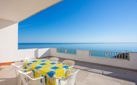 Villa Teresa: Propriété, Ciel, Meubles, Table, Bâtiment, Bleu Azur, Chaise, Ombre, Sol, Sol