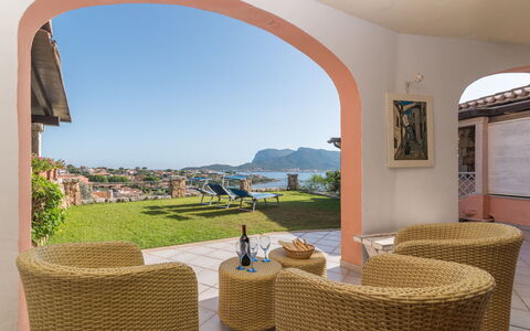 Golfo Aranci 606: Bâtiment, Propriété, Meubles, Plante, Ombre, Ciel, Chaise, Design Intérieur, Architecture, Bois