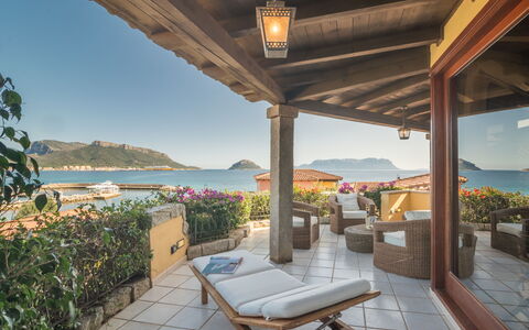 Golfo Aranci 606: Neige, Ciel, Montagne, Fenêtre, Nuage, Bâtiment, Maison, Pente, Arbre, Chalet