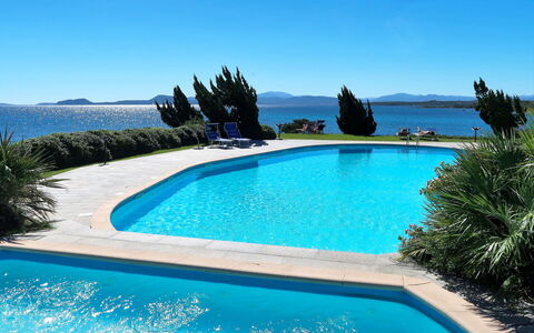 Golfo Aranci 606: L'Eau, Ciel, Plante, Propriété, Piscine, Bleu, La Nature, Bleu Azur, Bâtiment, Rectangle
