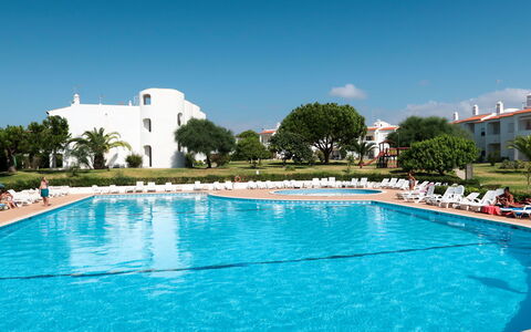 Quinta Do Torrejão: L'Eau, Plante, Jour, Piscine, Nuage, Bleu Azur, Ciel, Bâtiment, Loisir, Arbre