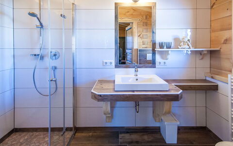 Forstau 601: Salle De Bains, Pièce, Propriété, Design Intérieur, Tuile, Meubles, Mur, Luminaire Plomberie, Bâtiment, Sol