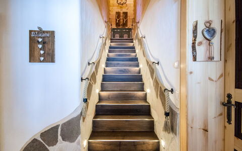 Forstau 601: Escaliers, Propriété, Bâtiment, Mur, Pièce, Sol, Maison, Design Intérieur, Bois, Plafond