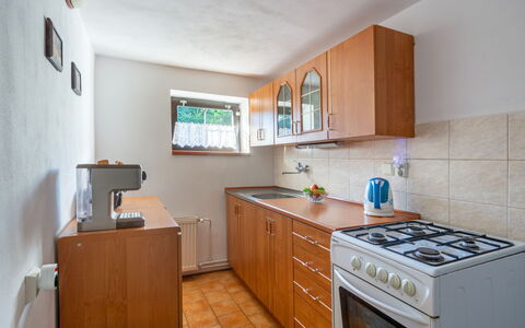 Horní Prysk: Cabinetry, Comptoir, Propriété, Evier, Évier, Cuisinière, Appareil De Cuisine, Électroménager, Cuisine, Tiroir