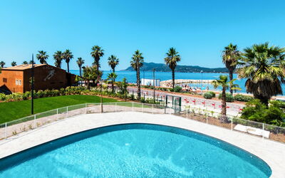 Saint Mandrier 602: L'Eau, Ciel, Plante, Propriété, Piscine, Arbre, Station Balnéaire, Bleu Azur, Mobilier De Jardin, Loisir