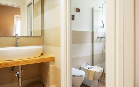 Di Pipot: Salle De Bains, Pièce, Propriété, Design Intérieur, Luminaire Plomberie, Mur, Architecture, Bâtiment, Tuile, Robinet