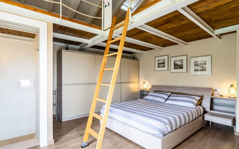 Di Pipot: Lit, Pièce, Chambre, Meubles, Propriété, Cadre De Lit, Bâtiment, Jaune, Grenier, Plafond