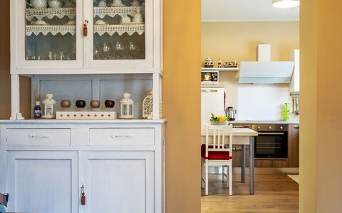 Di Pipot: Pièce, Meubles, Cuisine, Cabinetry, Propriété, Design Intérieur, Comptoir, Jaune, Étagère, Bâtiment