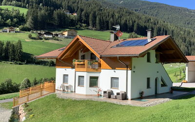 Sarentino 602: Plante, Bâtiment, Propriété, Ciel, Fenêtre, Arbre, Vert, Maison, Paysage Naturel, Lot Terre