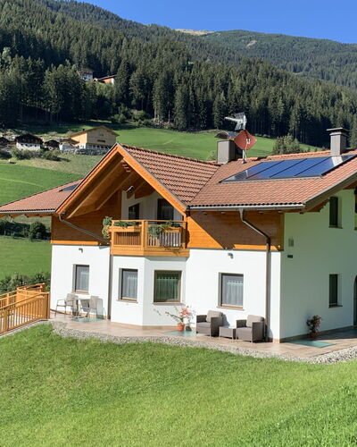 Sarentino 602: Plante, Bâtiment, Propriété, Ciel, Fenêtre, Arbre, Vert, Maison, Paysage Naturel, Lot Terre
