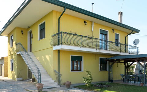 Casa Consuelo: Maison, Propriété, Bâtiment, Domicile, Immobilier, Façade, Jaune, Balcon, Architecture, Toit