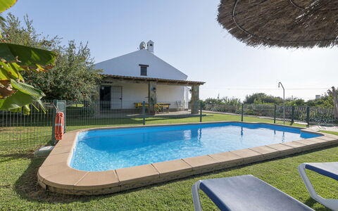 Amado: L'Eau, Ciel, Plante, Propriété, Bâtiment, Piscine, Bleu Azur, Ombre, Mobilier De Jardin, Architecture