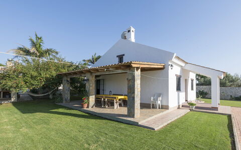 Amado: Ciel, Bâtiment, Plante, Ombre, Maison, Lot Terre, Porche, Arbre, Porte, Chalet