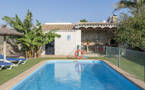 Amado: L'Eau, Plante, Propriété, Ciel, Piscine, Bâtiment, Bleu Azur, Arbre, Chaise, Plan D'Eau