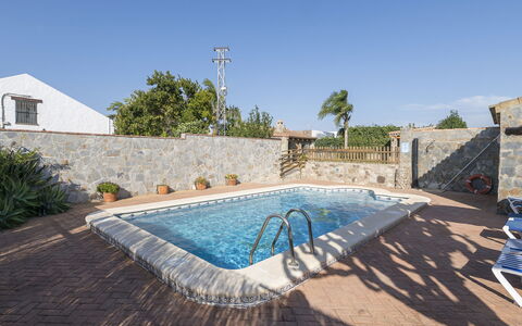De Piedra: L'Eau, Ciel, Propriété, Plante, Piscine, Bleu Azur, Bâtiment, Plan D'Eau, Arbre, Loisir