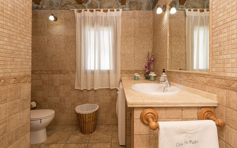 De Piedra: Évier, Robinet, Luminaire Plomberie, Propriété, Miroir, Lavabo, Bâtiment, Salle De Bains, Armoire De Toilette, Bois