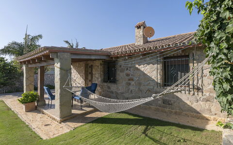 De Piedra: Ciel, Plante, Bâtiment, Arbre, Ombre, Lot Terre, Chalet, Zone Résidentielle, Porche, Immobilier