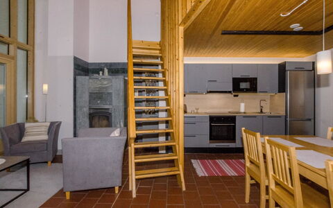 Hiisiranta E4: Sol, Sol, Meubles, Design Intérieur, Bois, Plafond, Pièce, Parquet, Dur, Chaise