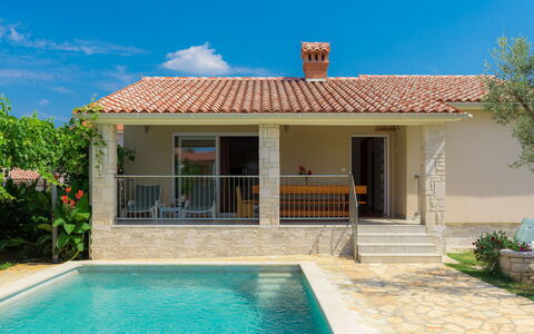 Goldi: Propriété, Maison, Domicile, Bâtiment, Immobilier, Piscine, Villa, Zone Résidentielle, Façade, Toit