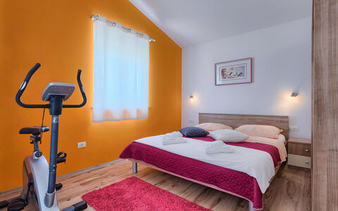 Goldi: Chambre, Lit, Meubles, Pièce, Drap De Lit, Propriété, Design Intérieur, Cadre De Lit, Plafond, Sol